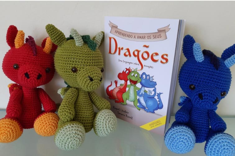 Dragões de crochê e o livro Aprendendo a Amar os Seus Dragões